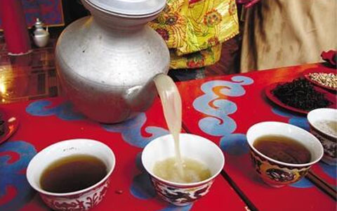 去香格里拉旅游吃什么好云南旅行社推荐青稞酒酥油茶